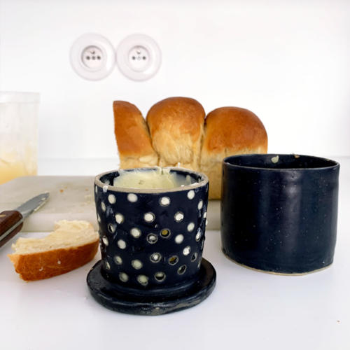 Beurrier à eau en grès, contient 70g de beurre